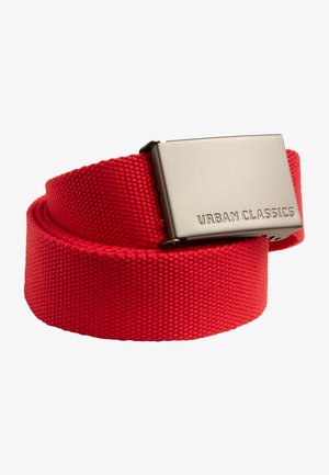 Ceinture en tissu tissé rouge avec une boucle en métal argenté gravée "URBAN CLASSICS". Dispose d'une sangle texturée et d'une conception durable.