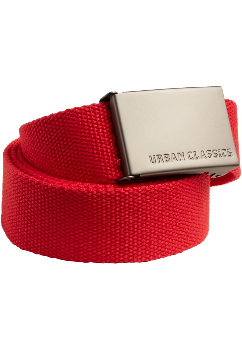 Roter gewebter Stoffgürtel mit einer metallischen silbernen Schnalle, die mit "URBAN CLASSICS" graviert ist. Verfügt über einen strukturierten Riemen und ein langlebiges Design.