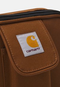 Carhartt WIP ESSENTIALS BAG SMALL UNISEX - Soma ar siksnu pāri ķermenim - deep brown