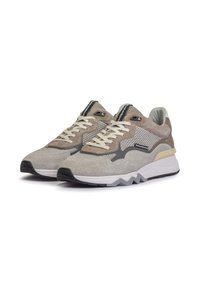 Sneaker grigie in suede e mesh con lacci bianchi, superfici texture e suola a zigzag bianca e nera. Presentano un logo sull'etichetta.