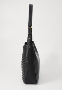 Borsa in pelle nera con una texture intrecciata su un lato, forma piatta e una lunga tracolla regolabile. Accenti in metallo color oro.