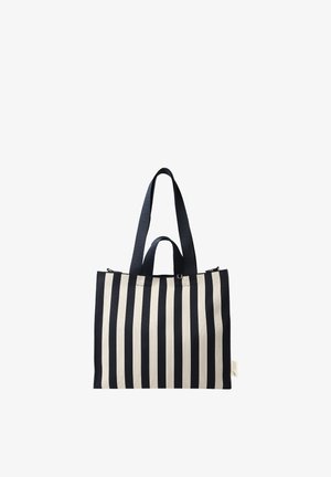 Sac fourre-tout à rayures verticales noires et blanches avec deux longues bretelles d’épaule et deux anses plus courtes sur fond blanc.