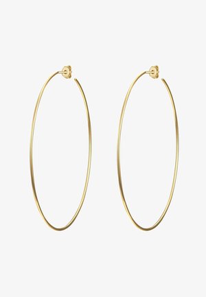 Paire de grandes boucles d'oreilles en or fines, de forme anneau, avec des fermoirs papillon sur fond blanc.