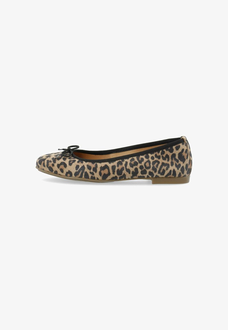 Scarpa piatta in stampa leopardata con punta rotonda, bordo nero e un fiocco decorativo sul davanti. Parte superiore in tessuto morbido e suola piatta.
