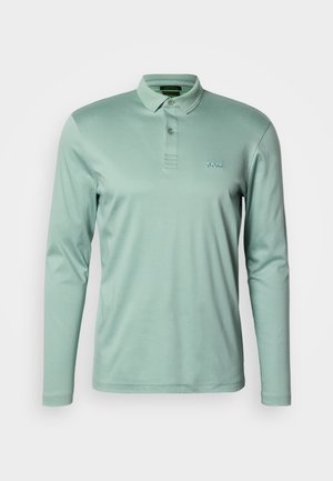 Langermet polotrøye i lys grønn. Laget av glatt stoff, med krage, to-knappers stolpe og brodert logo på brystet.