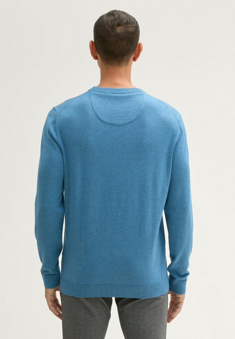 Maglione blu realizzato in materiale morbido, con colletto rotondo, maniche lunghe e polsini e orlo a coste, caratterizzato da una consistenza liscia.