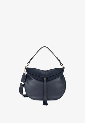 Sac à main en cuir bleu marine avec une forme arrondie, fermeture à rabat supérieur et bandoulière réglable. Il présente un détail de frange central et des accents en matériel doré.