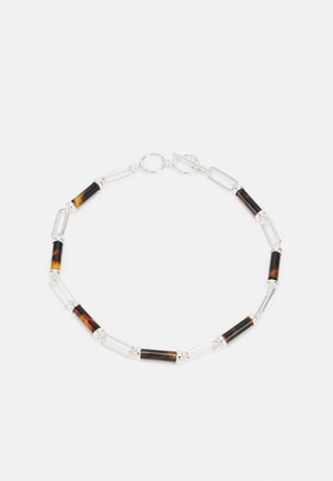 Zilveren armband met schakels die rechthoekige schakels afwisselen met cilinderkralen in schildpaddensnavelpatroon en een schuifsluiting.