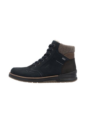 Bottes mi-hautes pour hommes, en daim bleu marine et en tissu, avec des accents marron, un design à lacets, un col texturé et une semelle en caoutchouc.