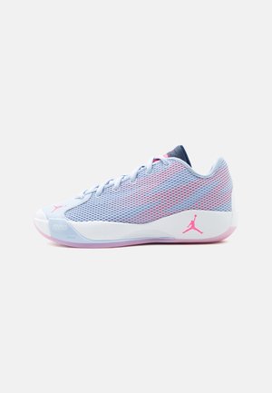 Chaussure de basket basse avec tige en mesh bleu clair, semelle intermédiaire blanche, logo Jumpman rose et accents roses sur semelle en caoutchouc blanche.