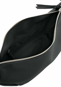 Sac à main en cuir noir avec une finition texturée, fermeture éclair, et un intérieur spacieux comportant une petite poche zippée.