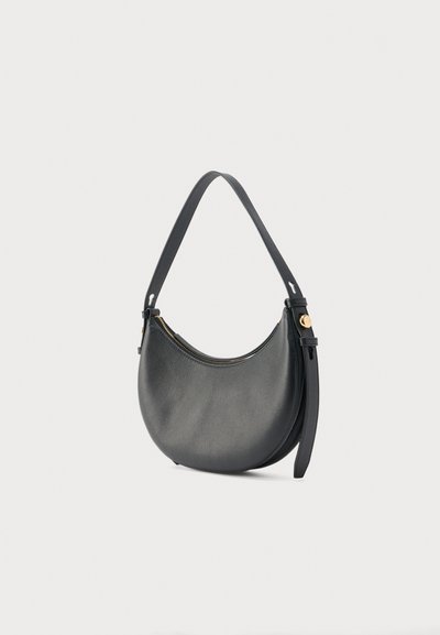 Μαύρη υφασμάτινη δερμάτινη τσάντα ώμου σε σχήμα ημισελήνου με μία μόνο λουρίδα, χρυστό φερμουάρ στην κορυφή και ρυθμιζόμενο λουράκι με αγκράφα στο πλάι.