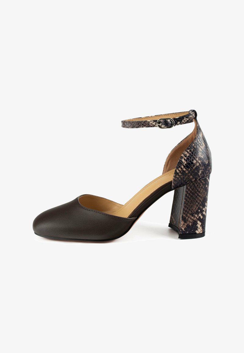 Bruine leren pump met een hiel met slangenhuidpatroon en een verstelbare enkelband. Ronde neusontwerp, medium blokhak, gladde textuur.