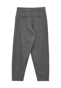 Pantaloni grigi a righe sottili realizzati in tessuto intrecciato. Presentano una vestibilità dritta, tasche posteriori e passanti per la cintura. Le righe di accento sono sottili e uniformi.