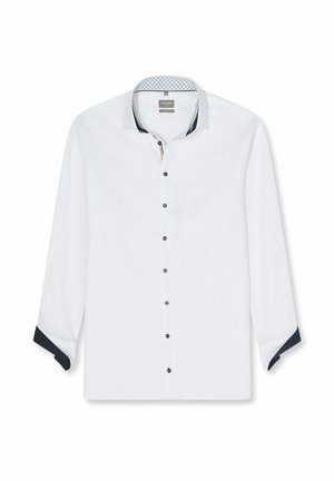 Weißes Herrenhemd mit langen Ärmeln, schwarzen Knöpfen, gemustertem Innenkragen und schwarzen Kontrastmanschetten, flach auf einem weißen Hintergrund ausgebreitet.