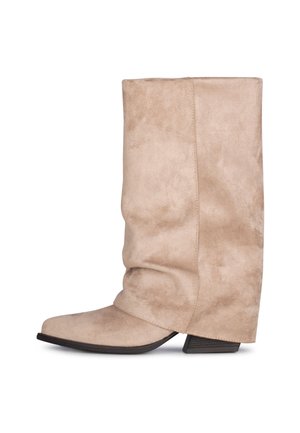 Bota beige de ante hasta la mitad de la pantorrilla con diseño holgado, punta afilada y tacón bajo inclinado negro.