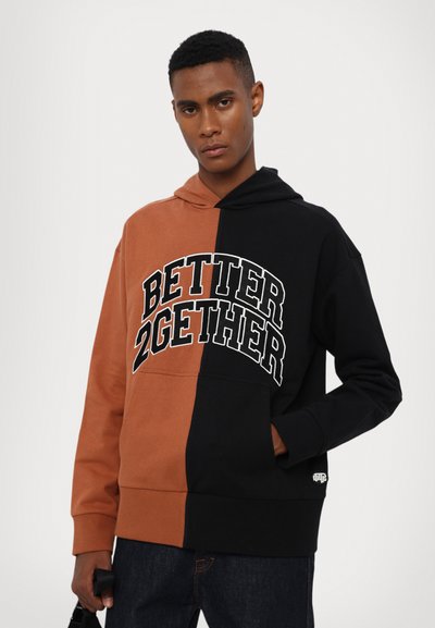 Kapuzensweatshirt mit einem geteilten Design in Braun und Schwarz, mit "BETTER 2GETHER" in fetter, weißer Schrift über der Brust.