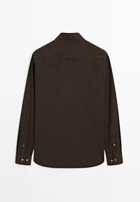 Camicia a maniche lunghe di colore marrone scuro con polsini abbottonati vista da dietro su uno sfondo bianco.