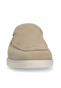 Beige suède instapper met een ronde neus, platte zool en een gladde textuur, met een gevouwen bovenkant design.