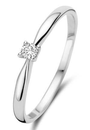 Verzilverde ring met een gedraaide bandontwerp, met een centrale ronde diamant die is gezet in vier klauwen. Gepolijste, gladde textuur.