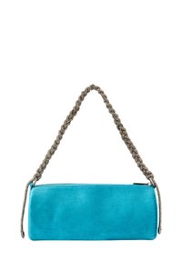 Turkos mocka kuvertväska med en flätad metallrem, rektangulär form, dragkedjestängning och slät textur, lämplig för både avslappnad och formell användning.