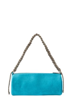 Turquoise semišová kabelka na ruku s pleteným kovovým popruhem, obdélníkový tvar, zipové zapínání a hladký povrch, vhodná pro každodenní nebo formální použití.