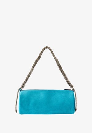Bolso de mano de ante turquesa con una correa metálica trenzada, forma rectangular, cierre con cremallera y textura suave, adecuado para uso casual o formal.