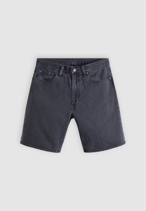 Σκούρα γκρι denim σορτς με διακριτικές κάθετες ρίγες, μπροστινό κουμπί, φερμουάρ, θηλιές για ζώνη και σχεδιασμό με πέντε τσέπες σε ουδέτερο φόντο.