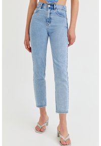 Jeans de mezclilla de lavado claro con un diseño de cintura alta, corte recto y un suave desvanecimiento. Cuenta con cinco bolsillos y cierre de botón.