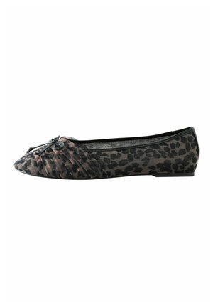 Chaussure plate pour femme avec imprimé léopard noir et gris, détail en tissu plissé près des orteils et petit nœud noir sur le dessus.