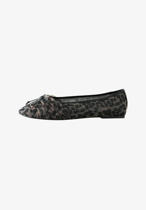 Scarpa da donna piatta con stampa leopardata nero e grigio, dettaglio in tessuto plissettato vicino alla punta e piccolo fiocco nero in cima.