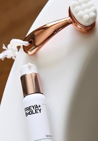 FREYA+BAILEY UNPLUG EXFOLIATING FACE BRUSH - Skincare tool