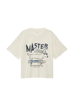 Crèmekleurig T-shirt met afbeelding van een hond die een zonnebril en pet draagt, skateboardt, en tekst "Master of Park Avenue Tennis Club."