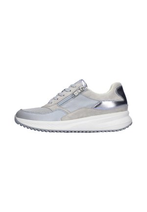 Zapatillas deportivas gris claro con detalles en ante y metálicos. Cuentan con cierre de cremallera y suela texturizada. Diseño elegante con forma redondeada.