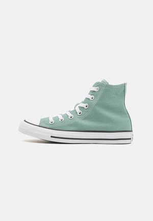 Sneaker alta in tela verde menta con lacci bianchi, punta in gomma e dettaglio a striscia nera sulla suola.