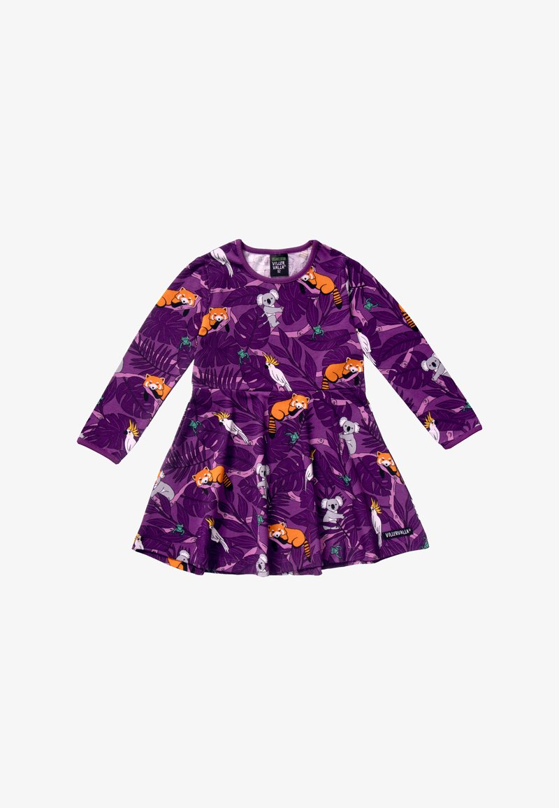 Lila langärmliges Kleid mit verspielten Tiermustern, darunter rote Pandas und Koalas, auf einem Hintergrund von Blättern. Glatter Stoff; ausgestellter Rock.
