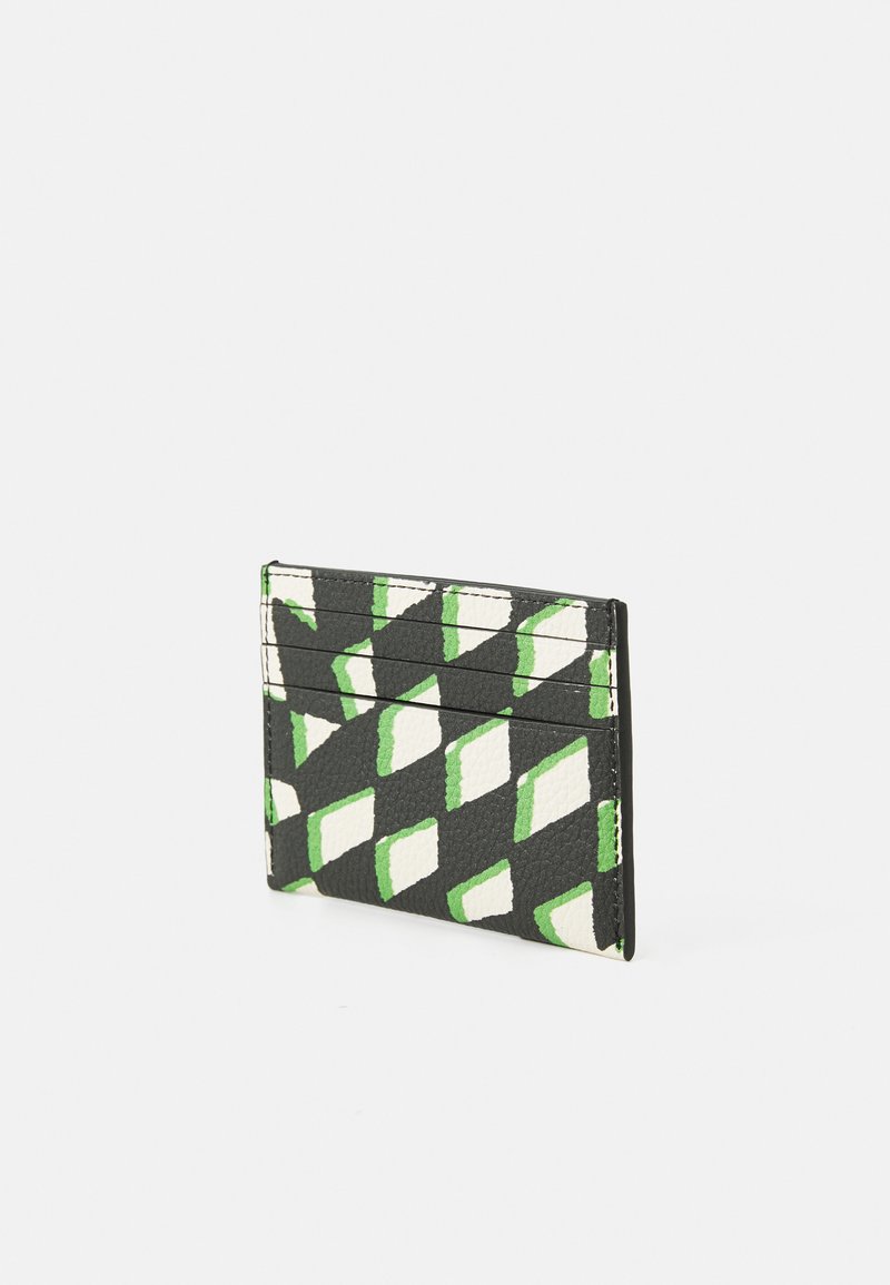 Tarjetero de cuero con un patrón geométrico de diamantes en verde, blanco y negro. Cuatro ranuras para tarjetas visibles en un lado. Superficie texturizada.