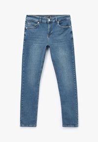 Jeans de mezclilla azul claro con un diseño ajustado, estilo de cinco bolsillos y cierre de cremallera. Presentan un desvanecimiento sutil y costuras en contraste.