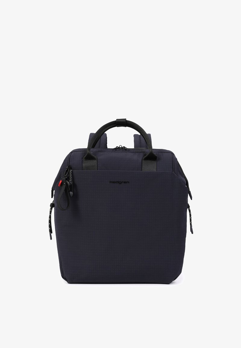 Sac à dos noir de forme carrée avec doubles poignées supérieures, bretelles rembourrées, poche avant zippée et logo discret de la marque sur le panneau avant.