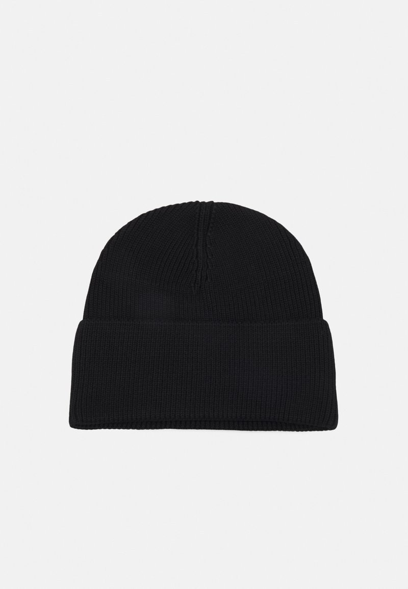 Zwarte gebreide beanie met een opgerolde rand, voorzien van ribstructuur. Heeft een naadloos ontwerp en een subtiele centrale naad aan de bovenkant.