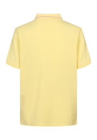 Žlté polo tričko s krátkym rukávom a plochým golierom s tenkým ružovým pruhom, zobrazené zozadu na bielom pozadí.