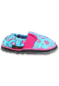Kinderpantoffel in blauwe stof met een patroon van zeedieren; heeft een roze band en een grijze gestructureerde zool met contrasterende stiksels.
