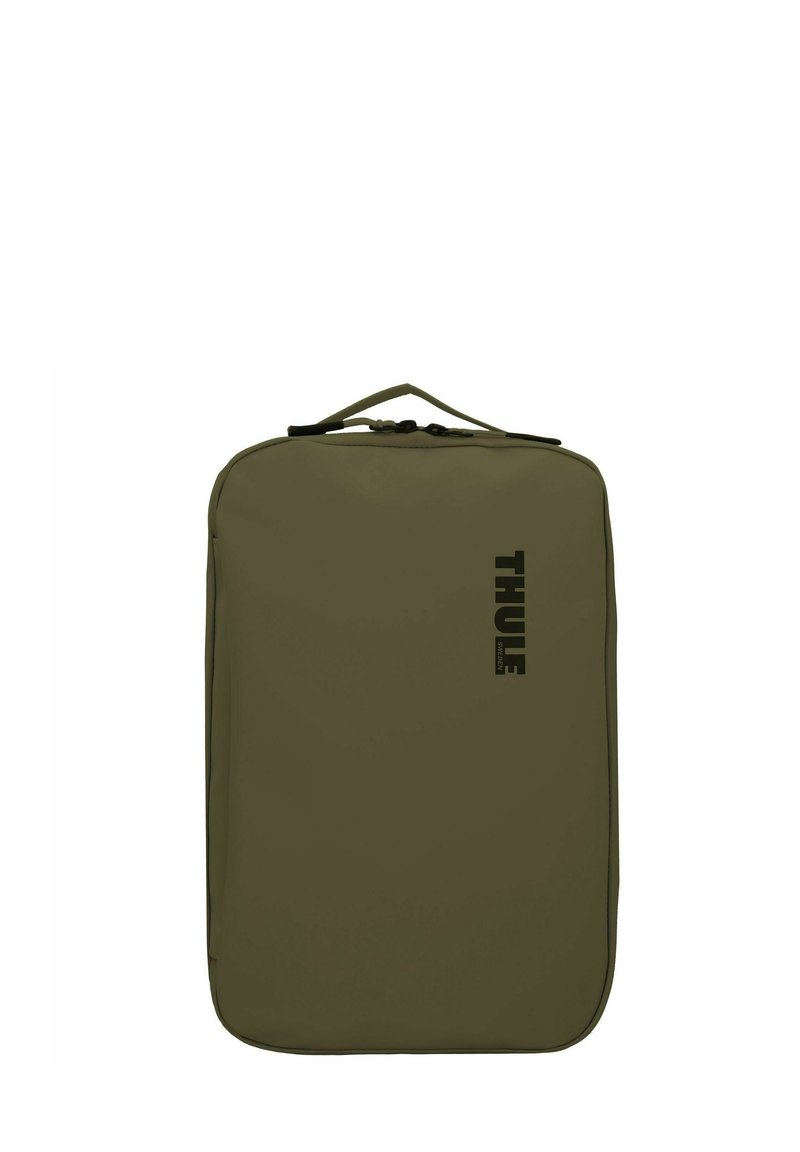 Cubo de embalaje Thule en verde oliva oscuro, de forma rectangular, fabricado con tejido duradero y con un logo negro, doble cremallera y asas en la parte superior.