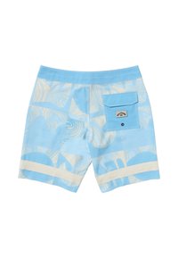 Svetlomodré plavky s krémovým geometrickým vzorom, s vreckom na zadnej strane a jemným bielym prúžkom na leme. Mäkká, hladká tkanina.