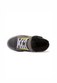 Zapatillas deportivas de caña alta en gris y amarillo. Cuentan con un collarín acolchado, cordones blancos y un forro texturizado en negro. La suela de goma es blanca.