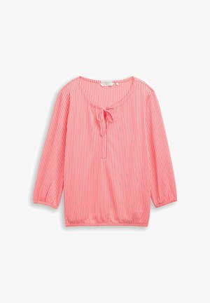 Różowa i biała bluzka w pionowe paski, z rękawami do połowy przedramienia i wiązaniem przy okrągłym dekolcie.
