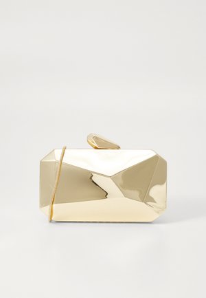 Kultainen metallinen clutch-laukku, jossa on geometrinen muotoilu, sileä pinta, vetoketjukiinnitys ja solki ylhäällä. Laukku on suorakulmainen, jossa on kulmikkaat reunat.