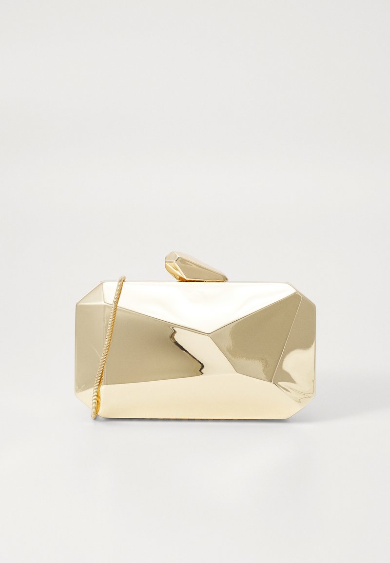 Gouden metalen clutch met een geometrisch ontwerp, een gladde textuur, een ritsluiting en een sluiting bovenop. De tas is rechthoekig met hoekige randen.