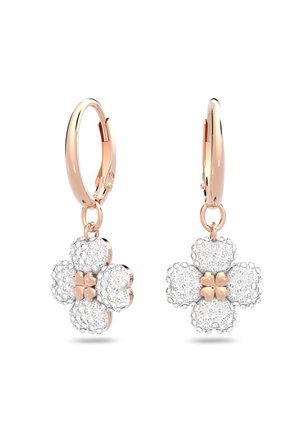 Boucles d’oreilles anneaux en or rose avec des fleurs pendantes à quatre pétales incrustées de cristaux clairs et des centres en forme de cœur en or rose.