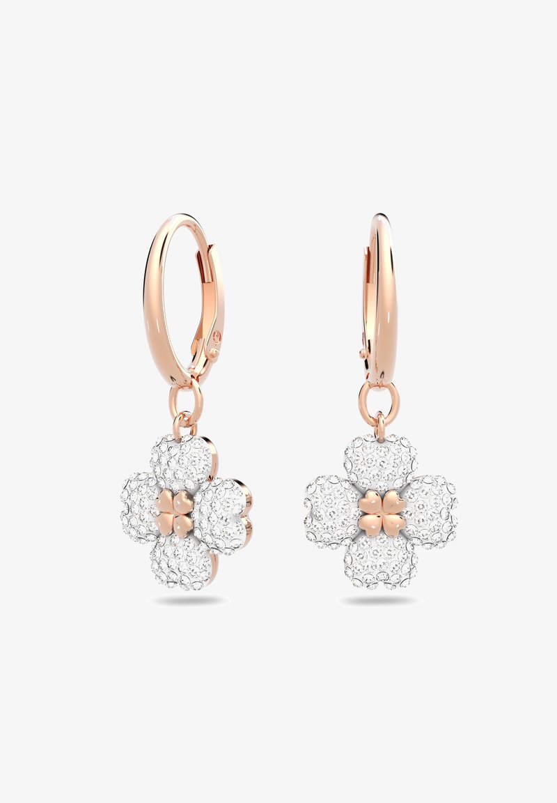 Boucles d’oreilles anneaux en or rose avec des fleurs pendantes à quatre pétales incrustées de cristaux clairs et des centres en forme de cœur en or rose.